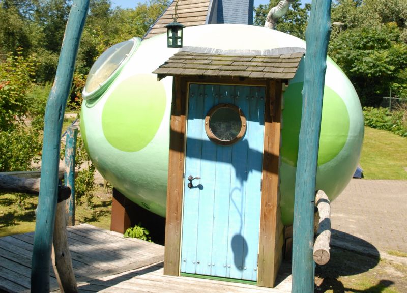 Een groen drakenei waarin geslapen kan worden op ons bungalowpark op de Veluwe.